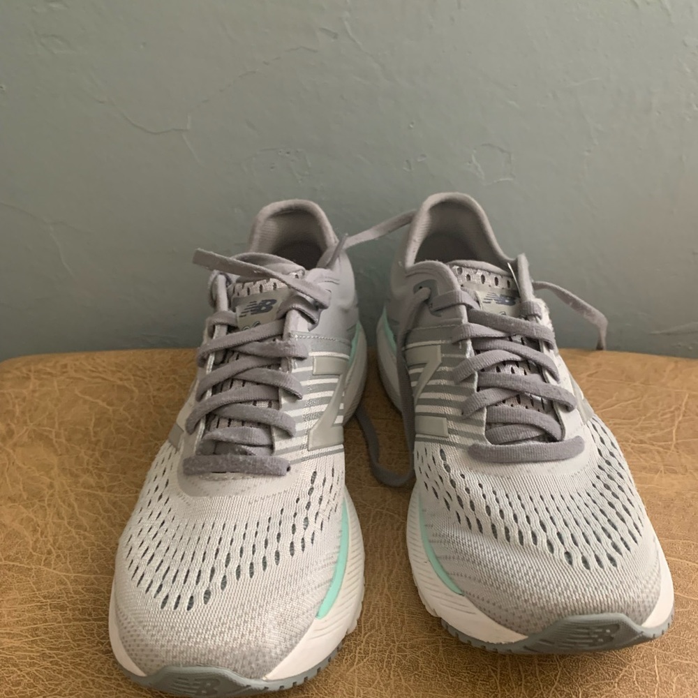 EUC New Balance 860 Women’s running shoes.
